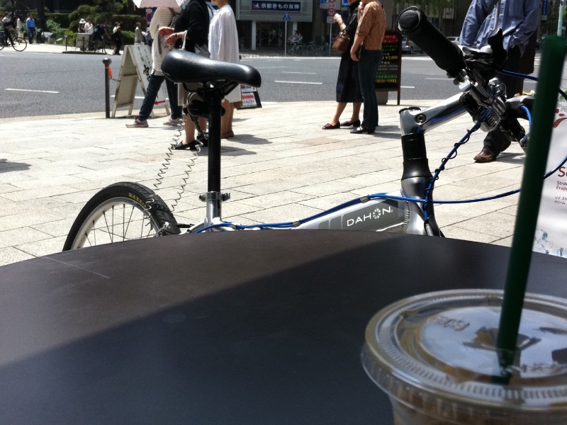 オープンカフェと自転車・ダホン
