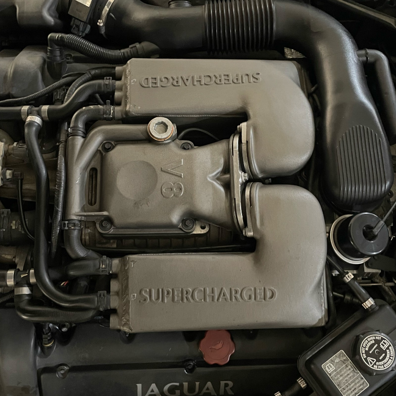 ジャガー・AJV8スパーチャージャー付きエンジン